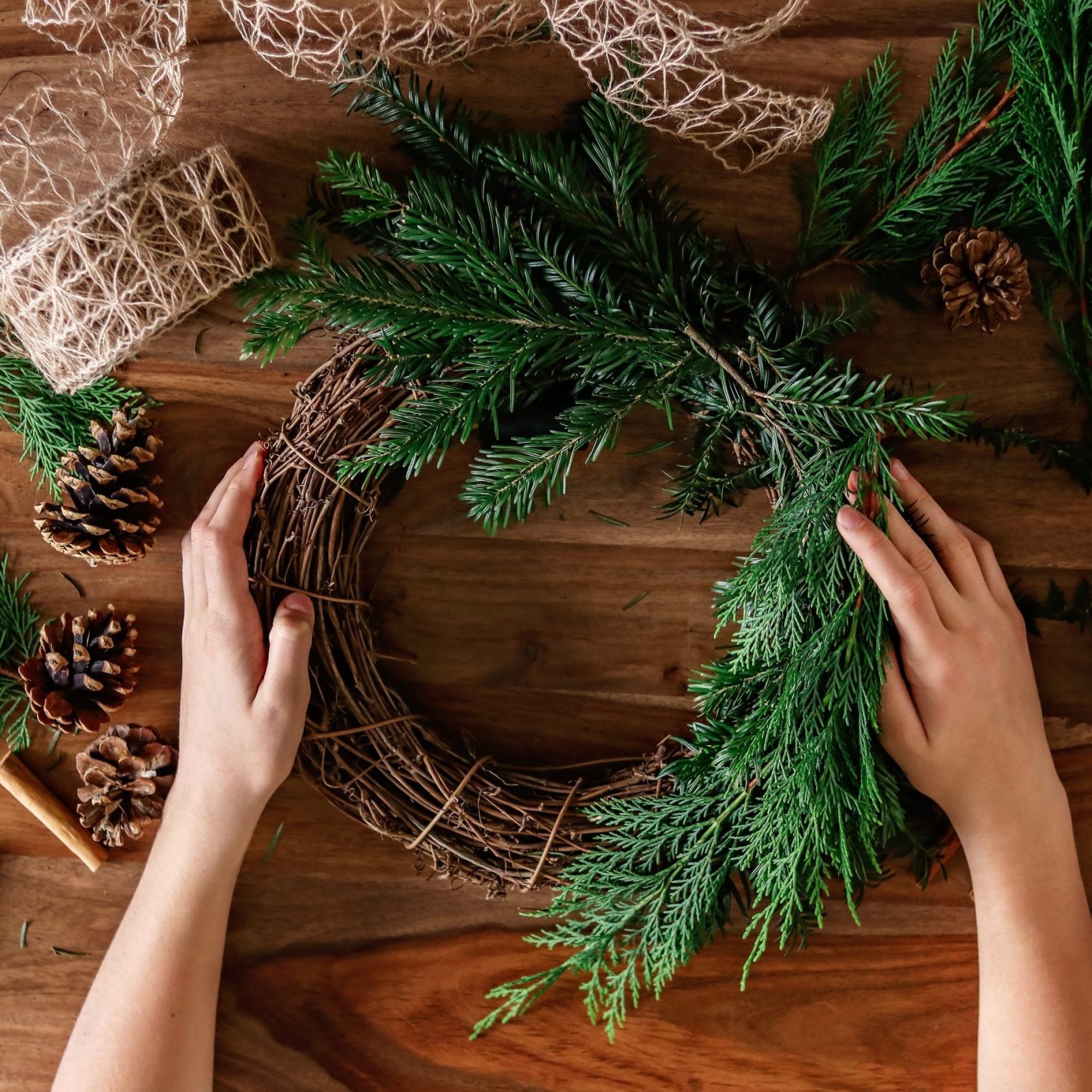 confeccionar las coronas navideñas podría ser el proyecto ideal para que empieces a darle apertura a la Navidad natural, pues son otro elemento que también juega un papel fundamental en esta época.